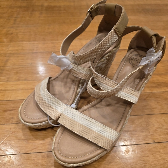 Mojo Moxy Tan Wedge Sandals - Picture 2 of 4